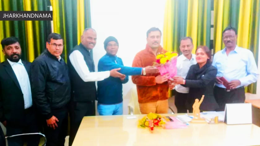 कोर्ट फीस वृद्धि मामला : अखिल झारखंड अधिवक्ता संघ का प्रतिनिधिमंडल सुदेश महतो से मिला कोर्ट फीस वृद्धि मामला : अखिल झारखंड अधिवक्ता संघ का प्रतिनिधिमंडल सुदेश महतो से मिला