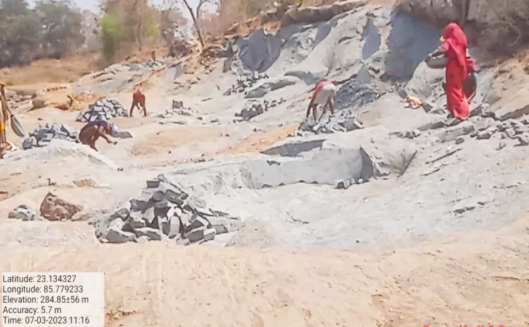 सोनाहातू के लान्दुपडीह गांव में पत्थरों का अवैध उत्खनन सोनाहातू के लान्दुपडीह गांव में पत्थरों का अवैध उत्खनन