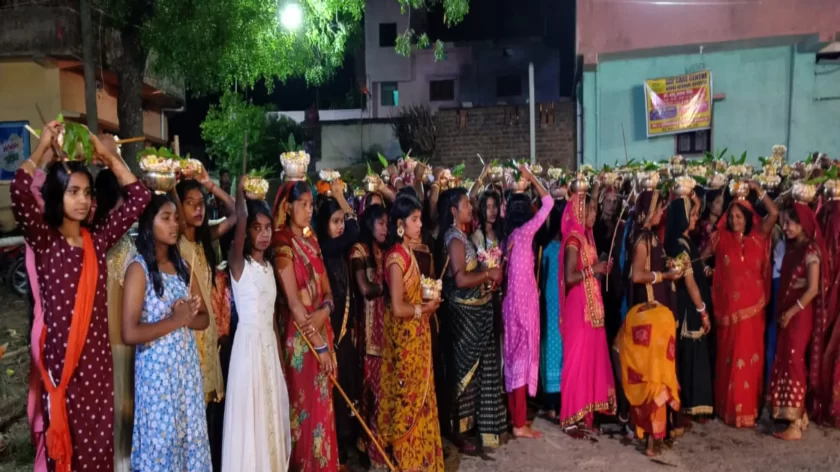 पिठोरिया में मंडा पूजा, दहकते अंगारे पर चलकर भोक्ताओं ने भक्ति का दिया परिचय पिठोरिया में मंडा पूजा, दहकते अंगारे पर चलकर भोक्ताओं ने भक्ति का दिया परिचय