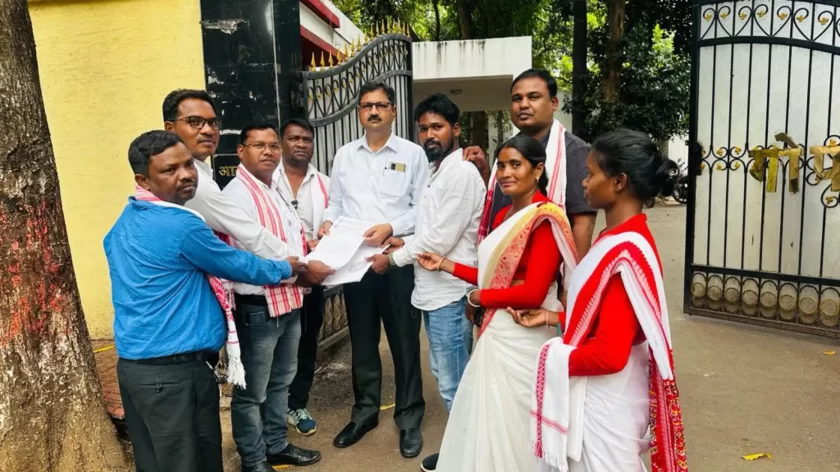 सरना झंडा के साथ छेड़छाड़ के मुद्दे पर उपायुक्त और एसएसपी को ज्ञापन सौंपा, कार्रवाई की मांग