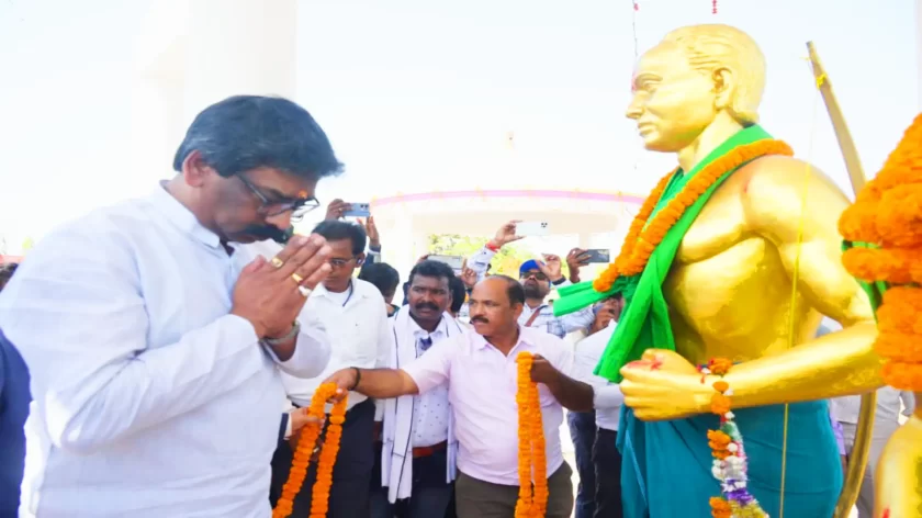 हूल क्रांति के महानायक सिदो कान्हो को मुख्यमंत्री ने श्रद्धांजलि दी, शहीदों के वंशजों से भी मुलाकात की