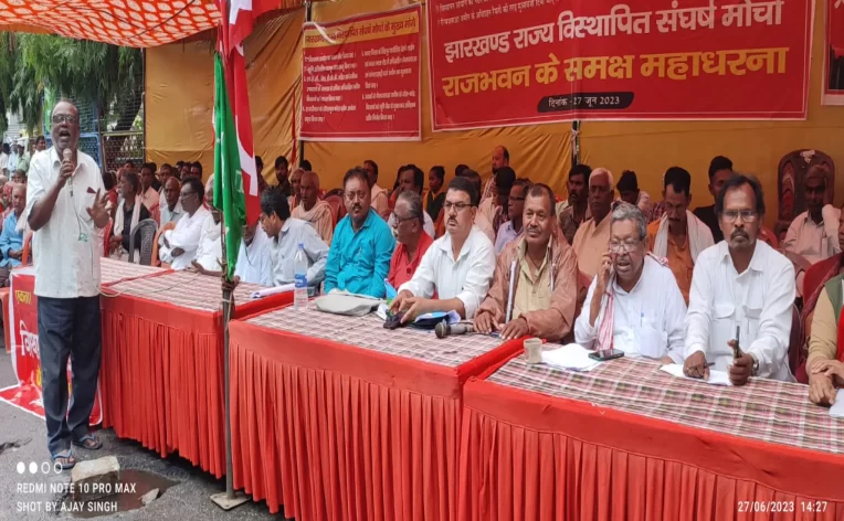 विस्थापित संघर्ष मोरचा का राजभवन के समक्ष महाधरना, पूर्व सांसद भुवनेश्वर प्रसाद मेहता ने कहा विस्थापित संघर्ष मोरचा का राजभवन के समक्ष महाधरना, पूर्व सांसद भुवनेश्वर प्रसाद मेहता ने कहा