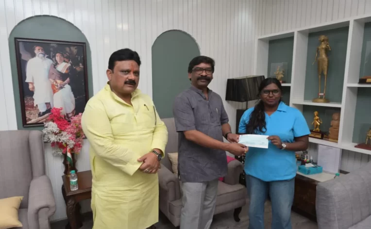 जूनियर आर्चरी चैंपियन दीप्ति कुमारी ने मुख्यमंत्री से मुलाकात की, दो लाख की सहायता मिली