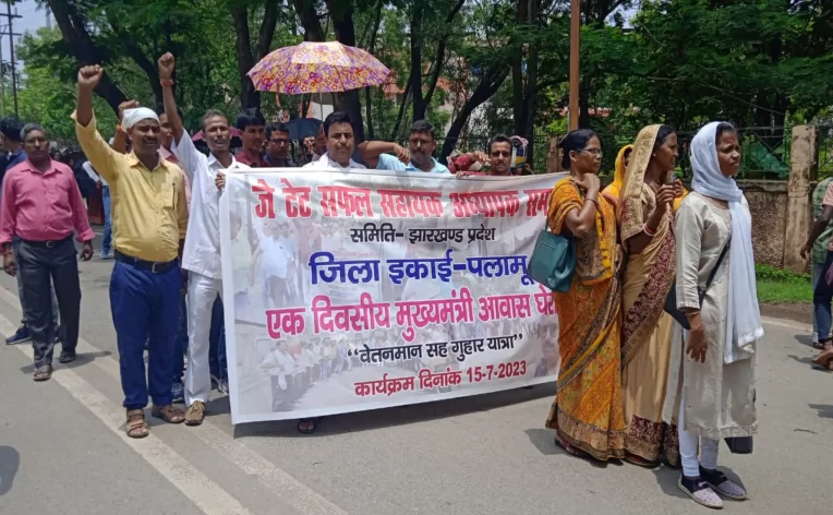 जेटेट सफल सहायक अध्यापक संघ का प्रदर्शन, सरकारी वेतनमान की मांग 