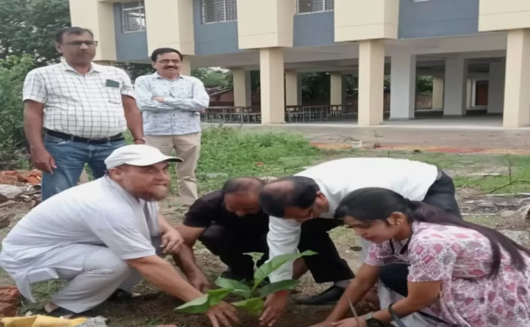 डोरंडा कॉलेज में पौधारोपण, पर्यावरण संरक्षण का दिया संदेश डोरंडा कॉलेज में पौधारोपण, पर्यावरण संरक्षण का दिया संदेश
