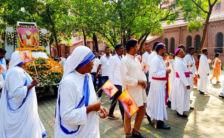 हजारों विश्वासियों ने किया कार्डिनल का अंतिम दर्शन, कल होगा दफन संस्कार