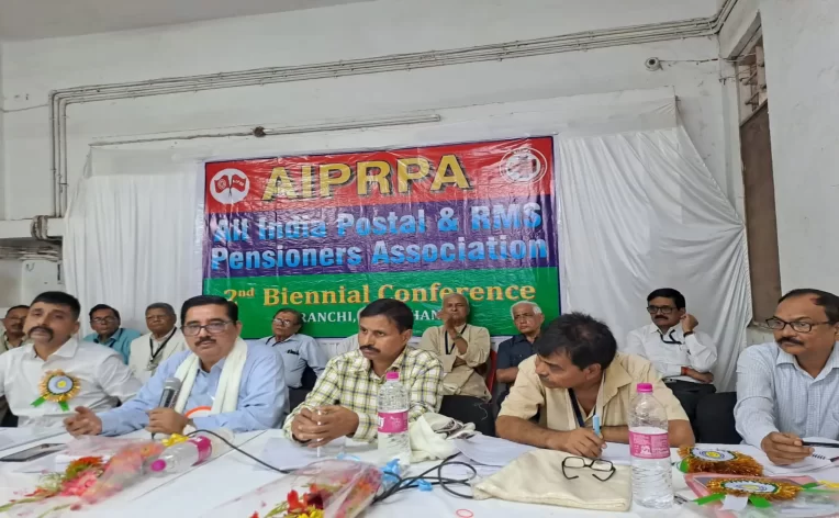 मेहनत और लगन से विभाग की साख को ठीक करना होगा : राकेश कुमार
ऑल इंडिया पोस्टल आरएमएस पेशनर्स एसोसिएशन की कांफ्रेंस

रांची. 
झारखंड सर्किल के चीफ पोस्ट मास्टर जेनरल राकेश कुमार ने विभाग के पेंशनर्स कर्मचारियों के द्विवार्षिक कांफ्रेंस में कहा कि विभाग के कार्य संस्कृति में गिरावट आई है. इसकी वजह से न सिर्फ विभाग में काम प्रभावित हो रहा है बल्कि राजस्व में भी कमी आई है.
 राकेश कुमार रविवार को ऑल इंडिया पोस्टल आरएमएस पेशनर्स एसोसिएशन की रांची जीपीओ में अयोजित कांफ्रेंस में बतौर मुख्य अतिथि संबोधित कर रहे थें. बैठक के खुले सत्र में उन्होंने कहा कि हमें अपनी मेहनत और लगन से विभाग की साख को ठीक करना होगा. पेंशनर्स की समस्याओं के प्रति चिंता जताते हुए कहा कि इस पर विशेष ध्यान  दिया जाएगा ताकि पेंशनर्स को परेशानी न हो. इस अवसर पर डाक लेखा निदेशक पी के रवि एवं वरीय डाक अधीक्षक उदयभान सिंह ने भी संबोधित किया.
एसोसिएशन के राज्य सचिव एमजेड खान ने विस्तृत प्रतिवेदन प्रस्तुत किया, जिसे चर्चा के उपरांत पारित किया गया. त्रिलोकी नाथ साहू ने एसोसिएशन का लेखा जोखा प्रस्तुत किया. इसे भी आम सहमति  से पारित किया गया.
इसके बाद रांची डिविजन के लिए नई कमेटी गठित की गई. कमेटी के अध्यक्ष के डी राय व्यथित, कार्यकारी अध्यक्ष त्रिवेणी ठाकुर, सुशील कुमार, जेठू बड़ाइक,रमेश सिंह, बी बारा, उपाध्यक्ष बी बारा, जय नारायण प्रसाद, आर बी शर्मा, हीरा राम तिवारी, सचिव गौतम विश्वास, कोषाध्यक्ष त्रिलोकी नाथ साहू, संगठन सचिव एसपी मंडल, जय नारायण प्रसाद, हसीना तिग्गा शामिल किए गए हैं. 
तीसरे सत्र में स्टेट कार्यकारिणी की बैठक रखी गई. जिसमे धनबाद, जमशेदपुर, दुमका, गिरिडीह, पलामू, गुमला, सिमडेगा, रांची के प्रतिनिधियों ने भाग लिया  और एजेंडा पर चर्चा हुआ. रांची से त्रिवेणी ठाकुर, जमशेदपुर से जे भट्टाचार्य, गिरिडीह से अजय सिन्हा,पलामू से बीरेंद्र राम,गुमला से बायस टोप्पो, सिमडेगा से राफेल बखला,दुमका से सुभाष गुप्ता  ने चर्चा में भाग लिया. सभा की अध्यक्षता साधन कुमार सिंहा ने किया.
इस सभा में चेन्नई में NCCPA की चौथी ऑल इंडिया कांफ्रेंस (13 - 14 दिसंबर 23 ) में झारखंड का प्रतिनिधित्व एमजेड खान और टीएन साहू करेंगे.
