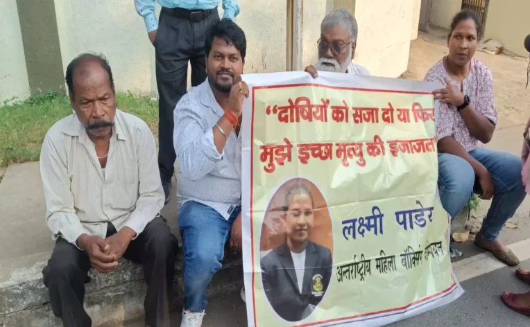 अंतर्राष्ट्रीय बॉक्सर मुख्यमंत्री आवास के समक्ष धरना पर बैठी कहा-