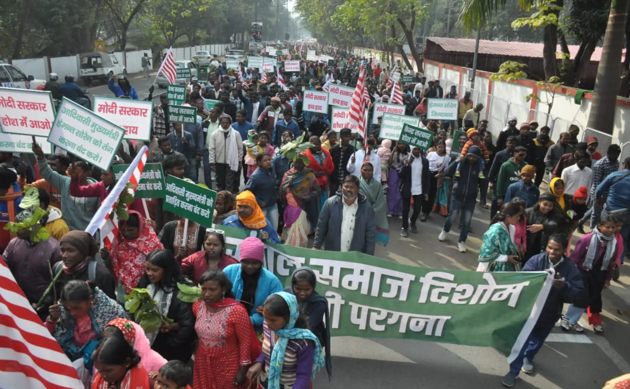 ईडी की कार्रवाई के खिलाफ आदिवासी संगठनों का राजभवन मार्च